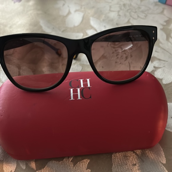 Carolina Herrera sunglasses, gentle use. Very elegant, brown color. - Picture 4 of 4